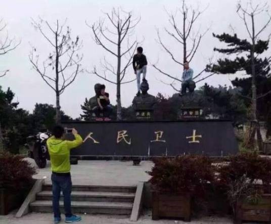 10·4萧山游人踩踏牺牲消防员雕像拍照事件