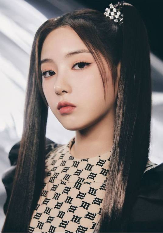 金智友（韩国女歌手，女子演唱组合NMIXX成员）
