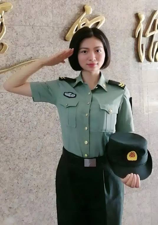 谈颖（2025年九三阅兵女民兵方队队员，湖北长江电气有限公司分公司财务负责人）