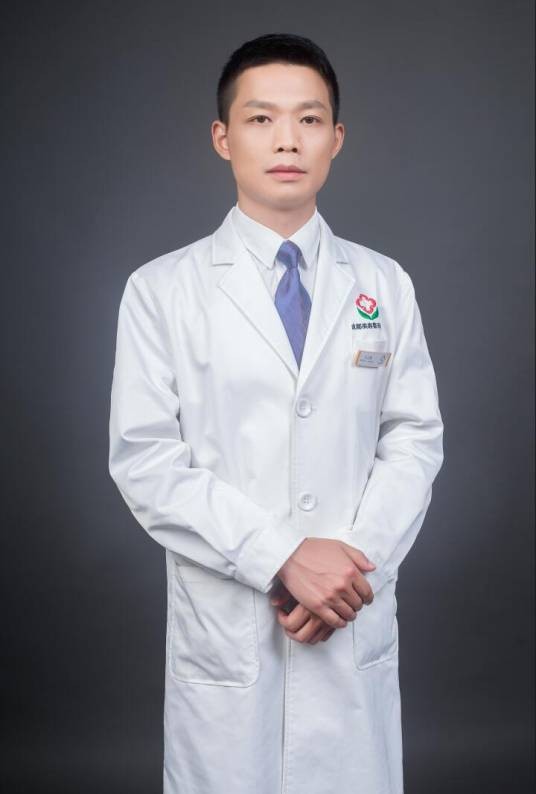 王立鹏（成都美容整形医院副主任医师）