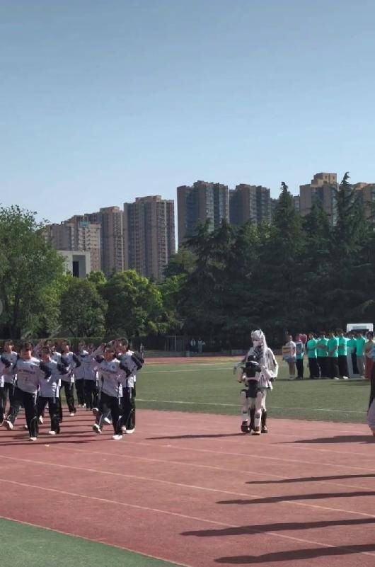 2026年西安高校演出机器人故障事件