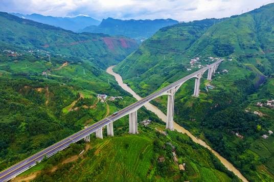 北盘江特大桥（中国贵州省六盘水市境内的过江通道、六盘水—盘县高速公路的组成部分）