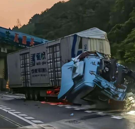 7·17京昆高速绵阳段交通事故