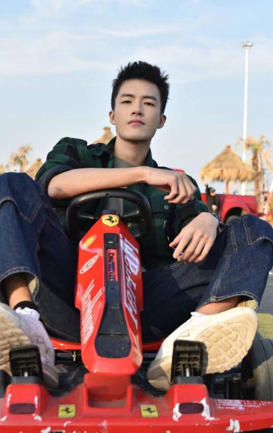 黄河源（中国内地男演员）