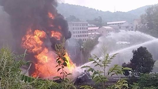9·13娄底油罐车侧翻起火事故