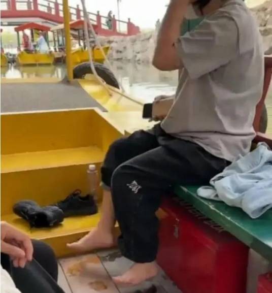 4·7女孩在圆明园泡脚事件