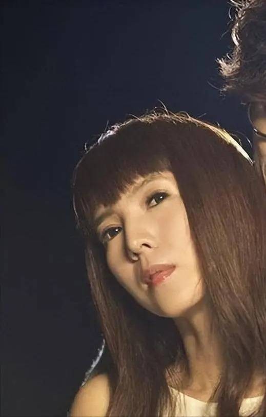 vivian（空姐、华语乐坛歌手周传雄的妻子）