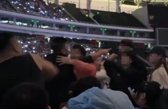 9·19五月天演唱会站坐争执事件