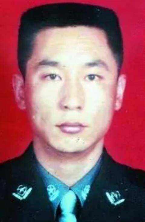 英雄巡警擒凶中弹