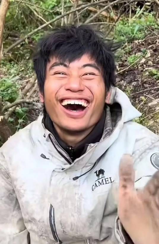 张博林（成都中医药大学医学生，张家界七星山极限荒野求生第二季选手）